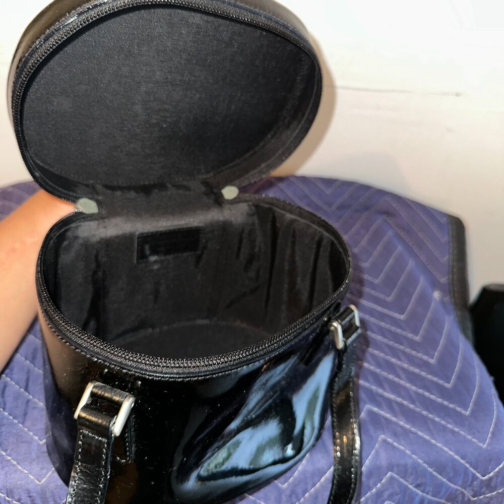 ✨ Vintage Black Patent Leather Handbag – Chic & Compact ✨